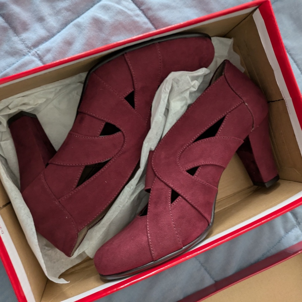 Like-new Aerosoles Rigmarole (wine) heels, 8.5